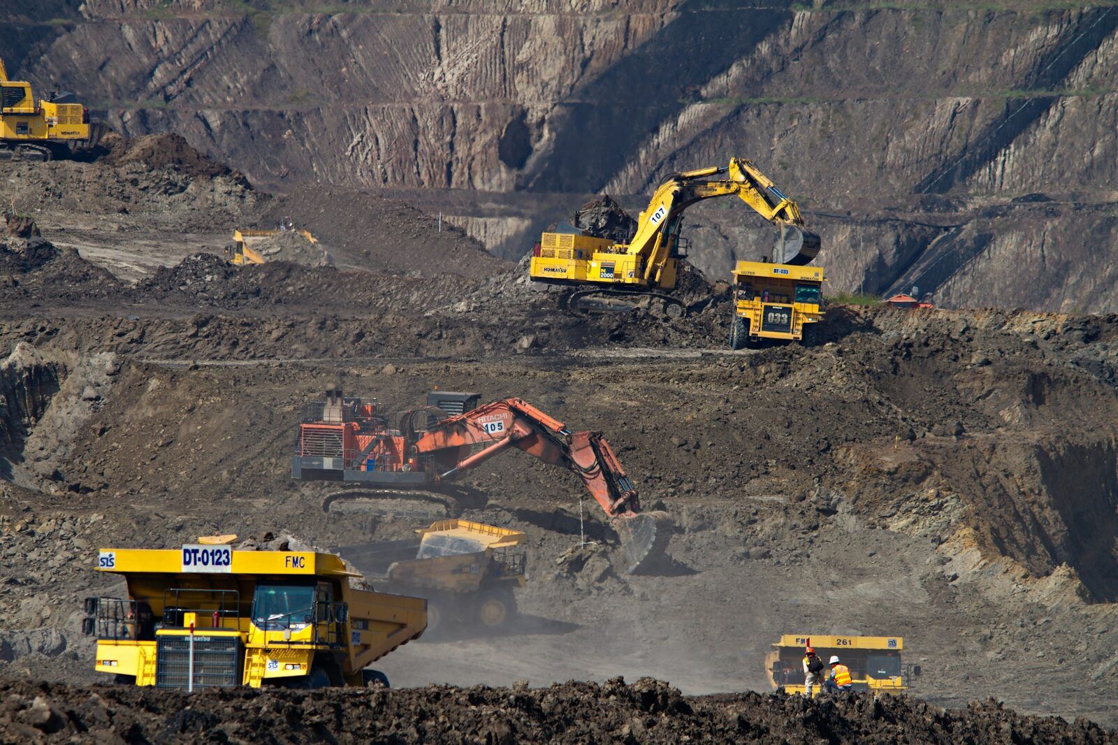 Bagger und Muldenkipper bei der Arbeit in einem Kohletagebau